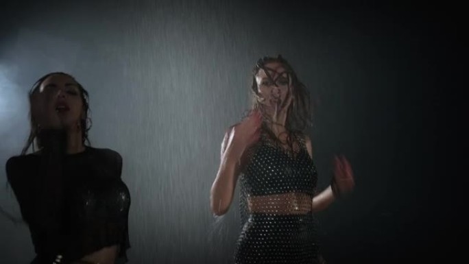 性感的黑发女人在雨中跳舞
