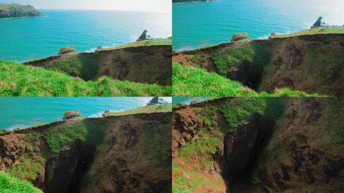 英国康沃尔郡风景秀丽的海岸线深洞，海水湛蓝，4k。