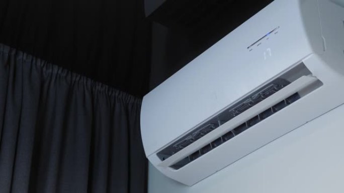 室内空调调节室内温度。空调的结束工作。冷却装置在房间墙壁上工作