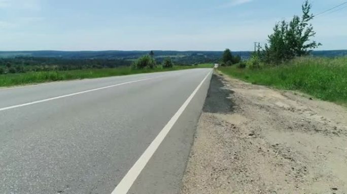 飞越柏油公路。乡村景观。