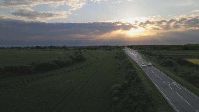 suv汽车在日落时通过高速公路行驶后的鸟瞰图跟踪