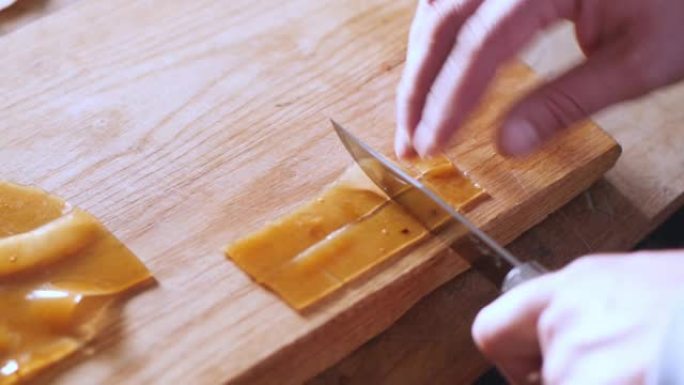 用刀将刚制成的木胶切片。自制木胶。木材用明胶胶