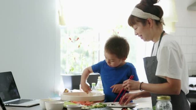 在虚拟烹饪课活动中，母子一起制作temaki寿司卷