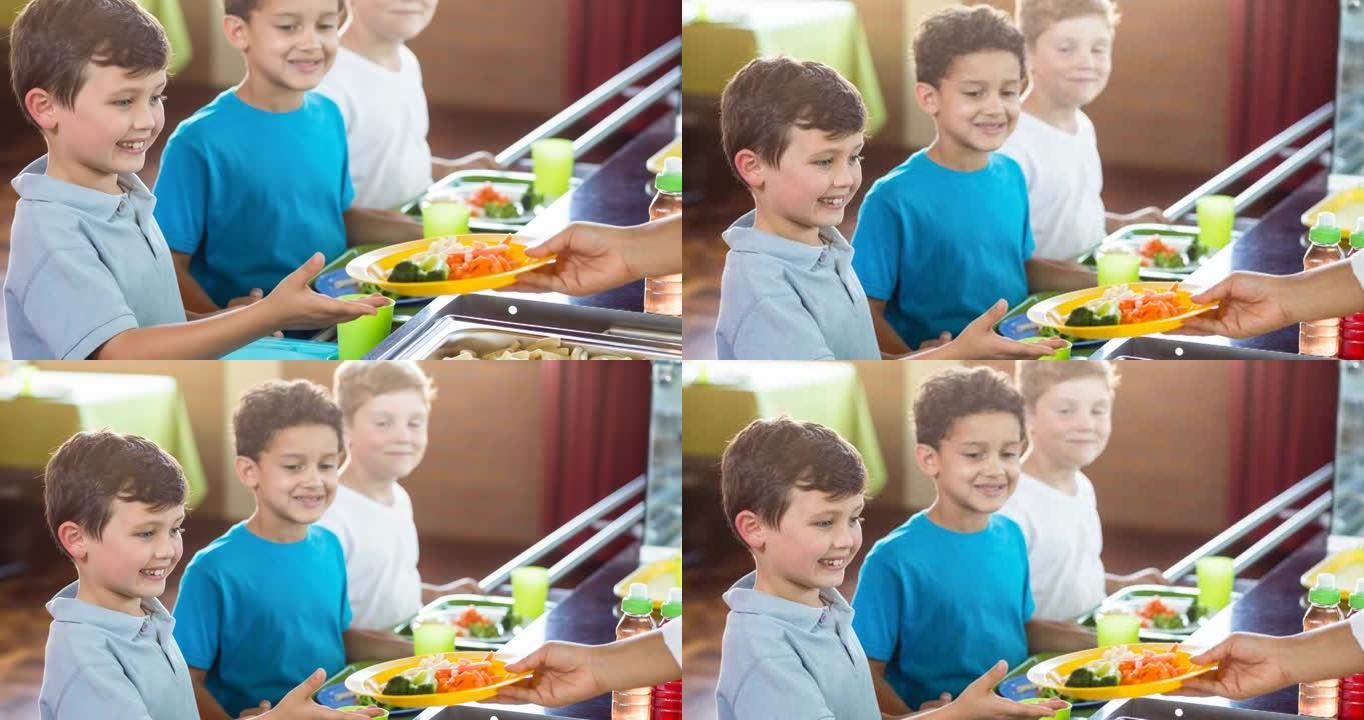 微笑的男生在学校食堂吃午饭的动画