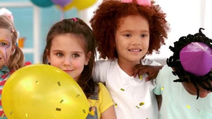 金色五彩纸屑的动画落在各种快乐的孩子身上，在聚会上玩得开心