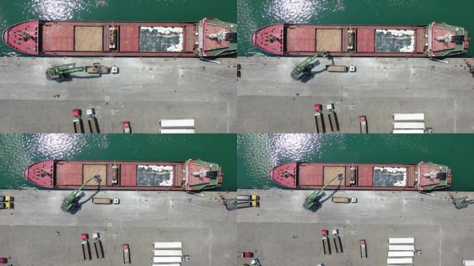 国际港口装载谷物的货船的俯视图。