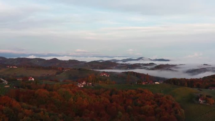 从埃克伯格葡萄酒之路出发，在施蒂里亚州南部色彩缤纷的秋山上的电影天线。