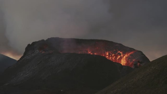 Fagradarsfjall火山喷出的熔岩和烟雾