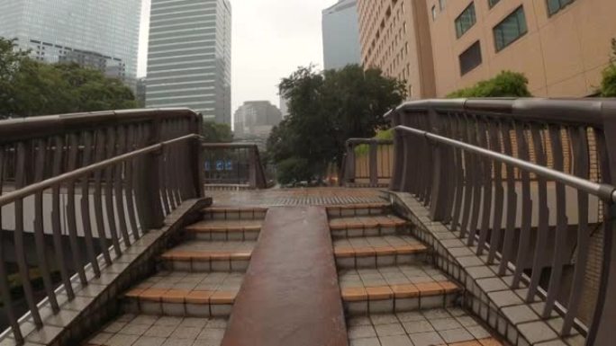 下雨天走上人行天桥的台阶
