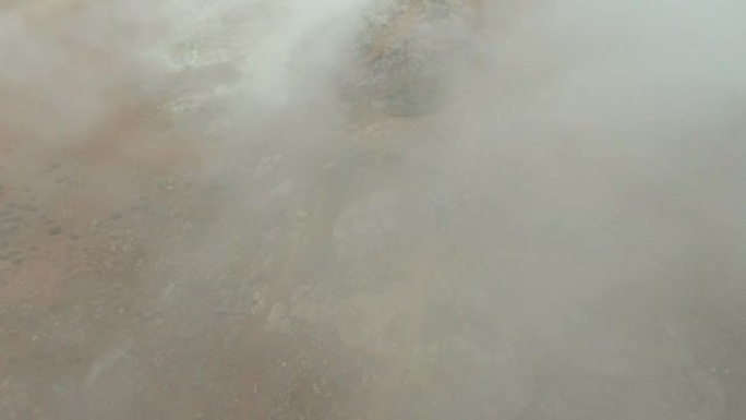 无人驾驶飞机在火山景观中行走