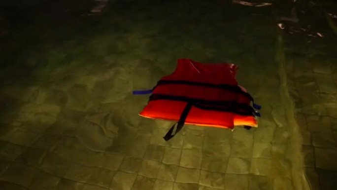 晚上游泳池里的救生衣。