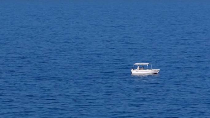 克里特岛海岸线外有一名渔民的渔船