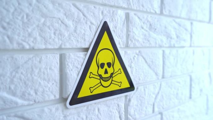 电危险黄色背景上的标志。危险标志挂在墙上。4k素材。