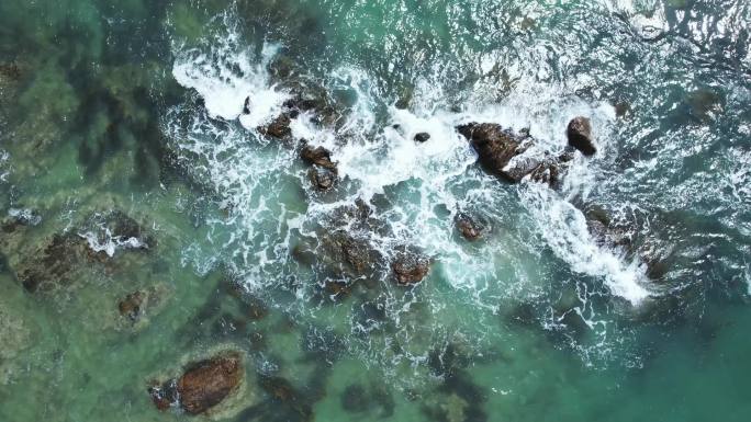 海浪拍打礁石大海浪花礁石