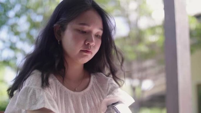 年轻的亚洲妇女在家检查血压。