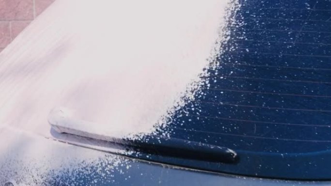 在洗车服务中使用泡沫用高压水射流清洗车窗。汽车细节概念
