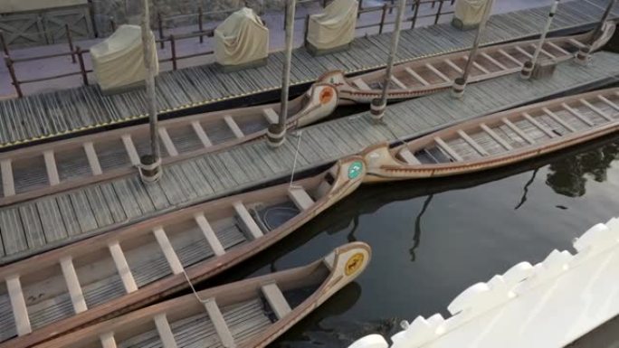 汽船顶部的老式独木舟