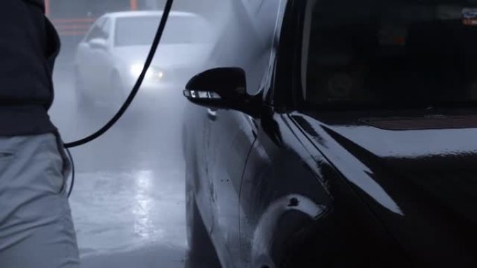 自助洗车。用高压水冲洗并洗掉泡沫。樱桃色豪华车。氛围不错。4k视频