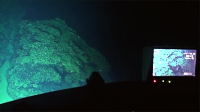 从海洋科科斯岛的海底看水下深海山脉峡谷。