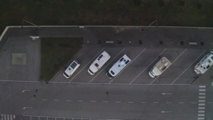 葡萄牙马夫拉加油站露营车和房车的无人机俯视图