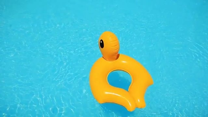 橡皮鸭游泳池的镜头
