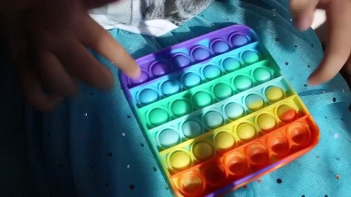 儿童玩彩色彩虹抗压力烦躁推流行儿童感官玩具。简单的酒窝。