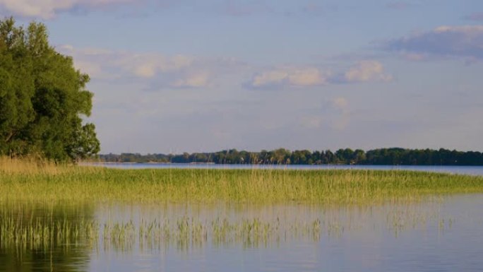 日落期间，波兰东部北部麋鹿镇附近的马祖里·马苏里·莱克兰 (Mazury Masuria Lakel