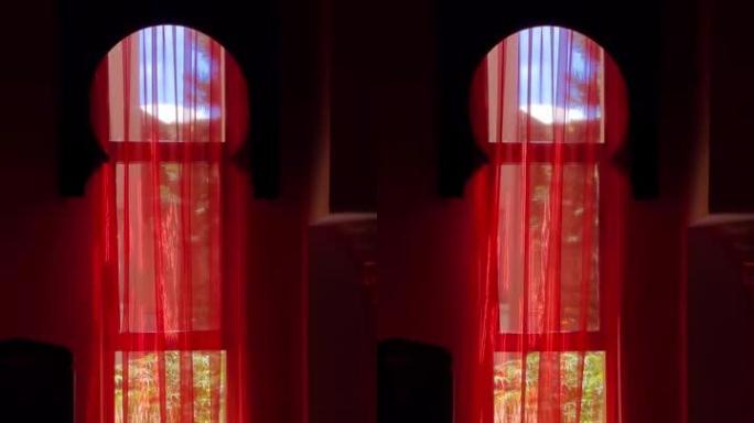 阿拉伯风格内部细节拱形窗户，带深红色薄纱窗帘
