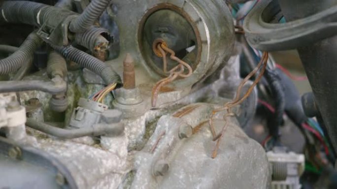 散热器汽车机械发动机部分生锈的绿巨人残骸