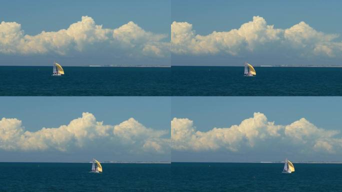 运动游艇在美丽的云彩背景下航行