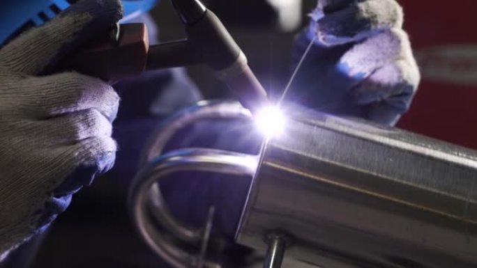 在制造生产工厂的半自动电弧焊中使用焊条的焊工
