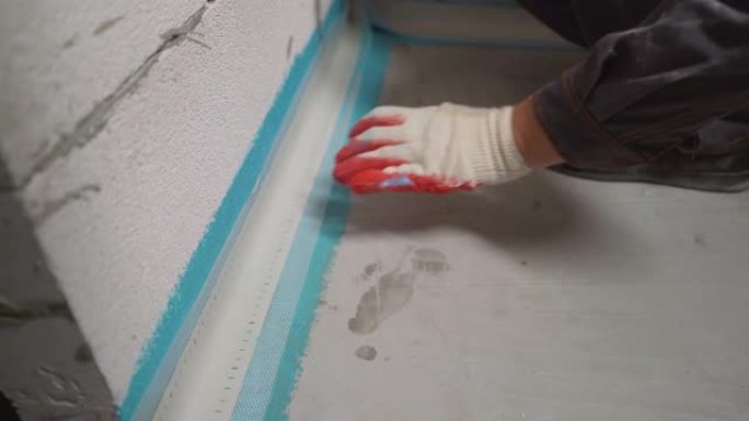 自流平地板用阻尼带。工人在铺设地板之前先粘贴阻尼器胶带。干墙加强带。熨平板用阻尼带。粘合阻尼胶带。