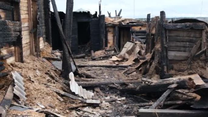 火灾后，一座荒芜的木屋被烧毁