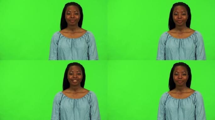 一位年轻的黑人妇女对镜头微笑-绿屏工作室