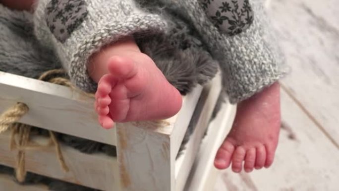 婴儿小睡的腿和脚趾