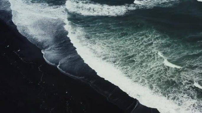 冰岛戏剧性的黑沙滩和暴风雨海洋的鸟瞰图