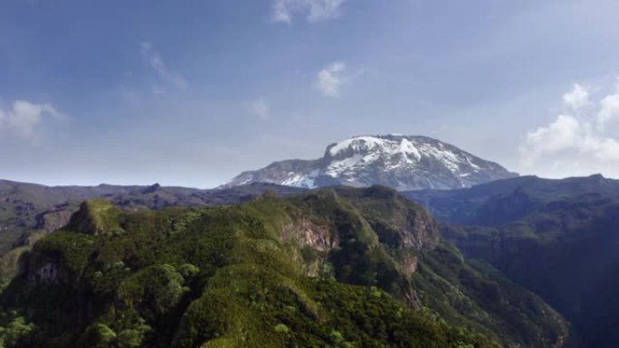 4k无人机镜头捕捉乞力马扎罗山及其周围的山谷和森林。自然、环境、探索、徒步旅行概念。