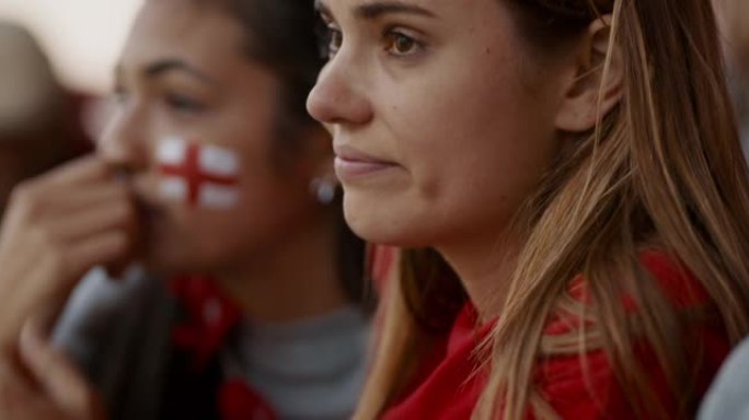 在体育场哭泣的英国足球支持者