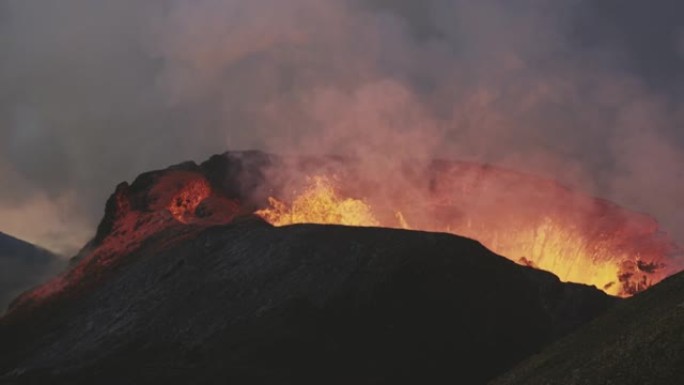 Fagradarsfjall火山喷出的熔岩和烟雾