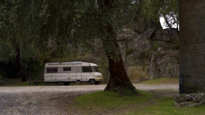 葡萄牙孟山都的自然树景观上的房车露营车生活