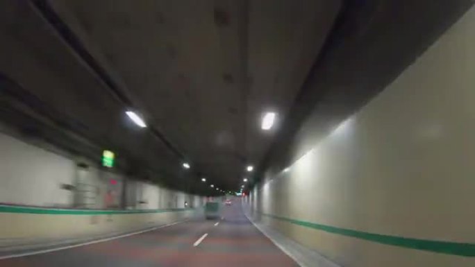 从高速公路上行驶的汽车的窗户看