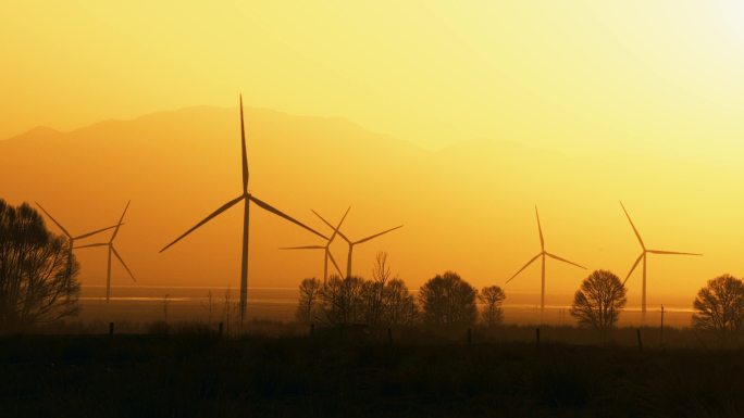 戈壁滩夕阳下的风力发电大风车