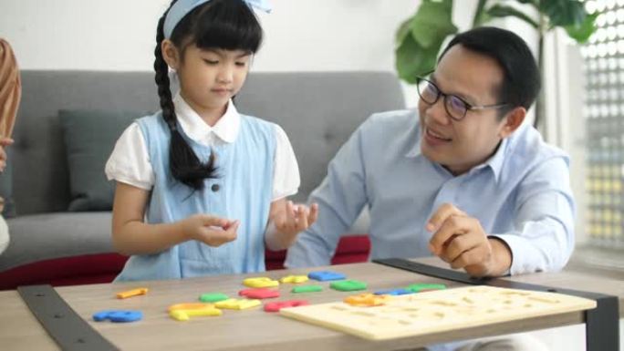 亚洲父女一起玩数学游戏