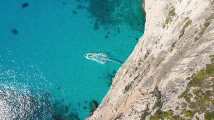 4k视频无人机视图的朋友在暑假玩得开心的船上扎金索斯希腊
