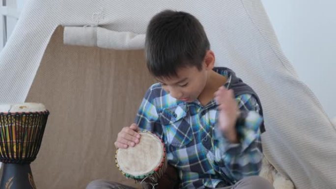 男孩在传统的非洲鼓上演奏