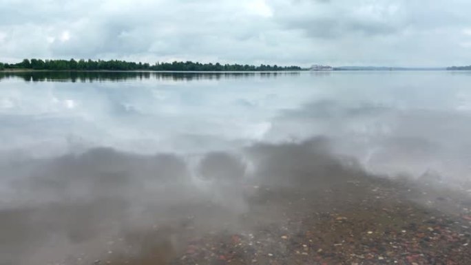 薄雾河景观。在水面反射的云。俄罗斯彼尔姆卡马河