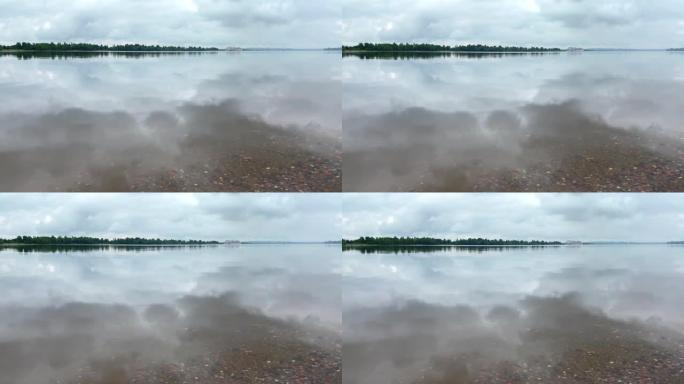 薄雾河景观。在水面反射的云。俄罗斯彼尔姆卡马河