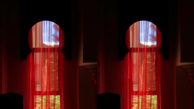 阿拉伯风格内部细节拱形窗户，带红色薄纱窗帘