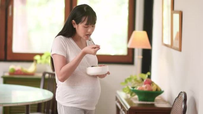 孕妇在家吃沙拉