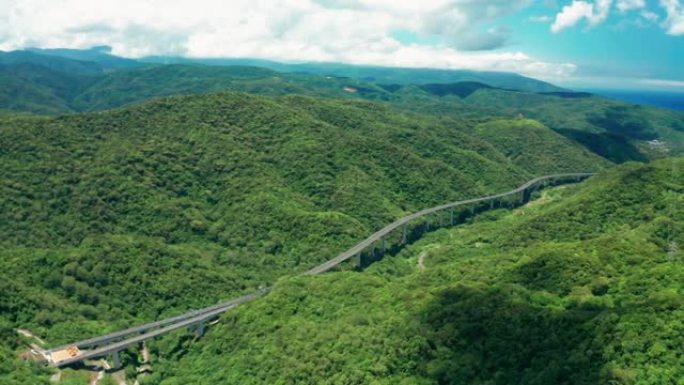 森林山道路的鸟瞰图。运输场景。台湾南连接公路。